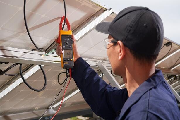 Fluke 393 FC clamp calculates and display dc power (kVA) generated by a solar panel